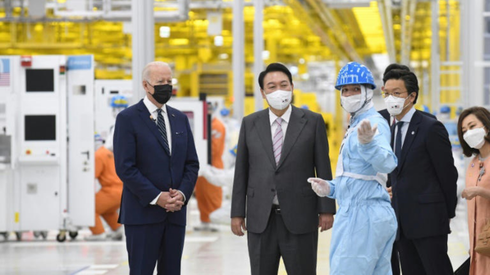 الرئيسان الكوري الجنوبي يون سوك يول والأميركي جو بايدن خلال زيارة الى مصنع لشركة سامسونغ في العام 2022