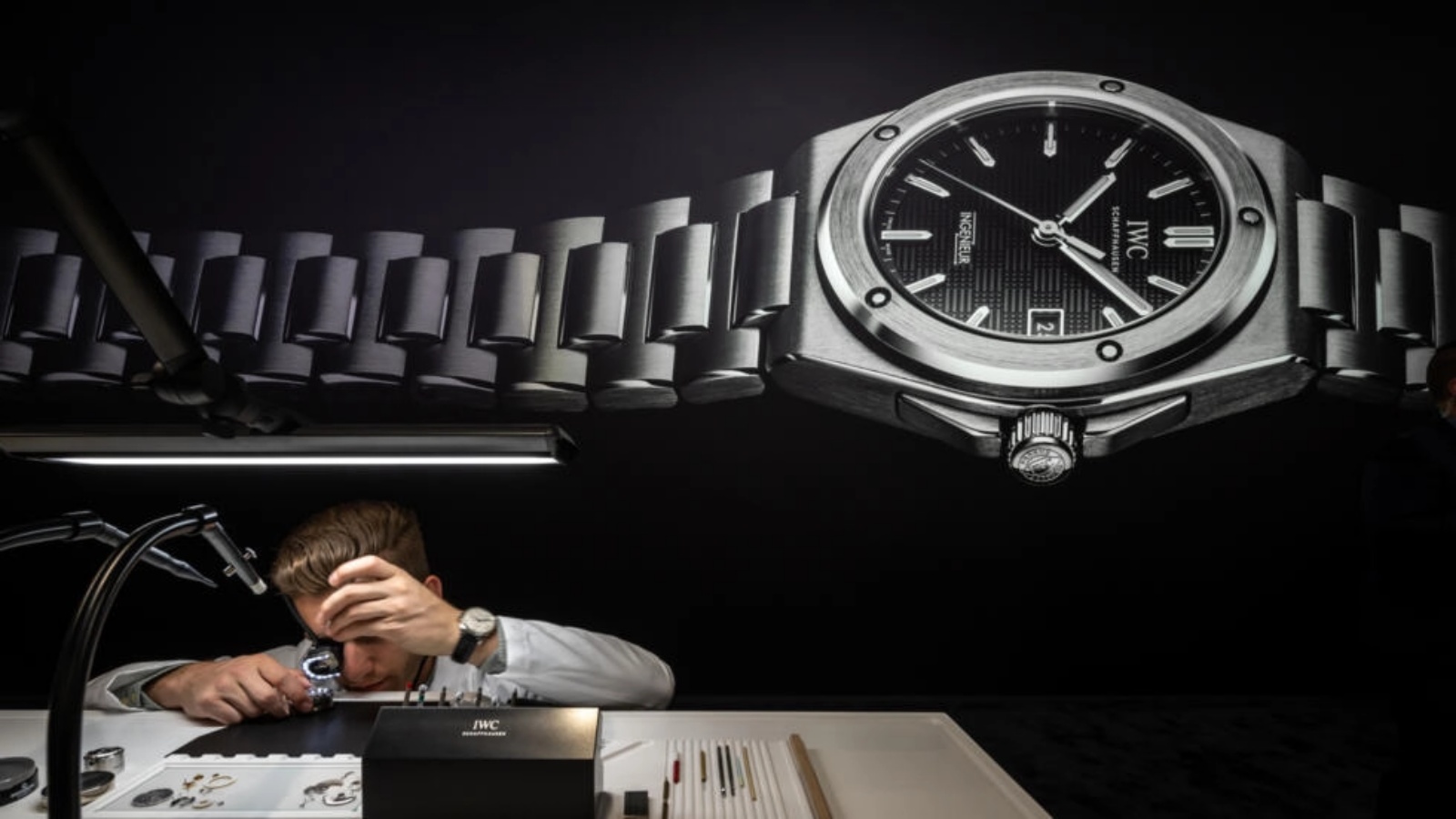  صانع ساعات في جناح شركة تصنيع الساعات السويسرية 