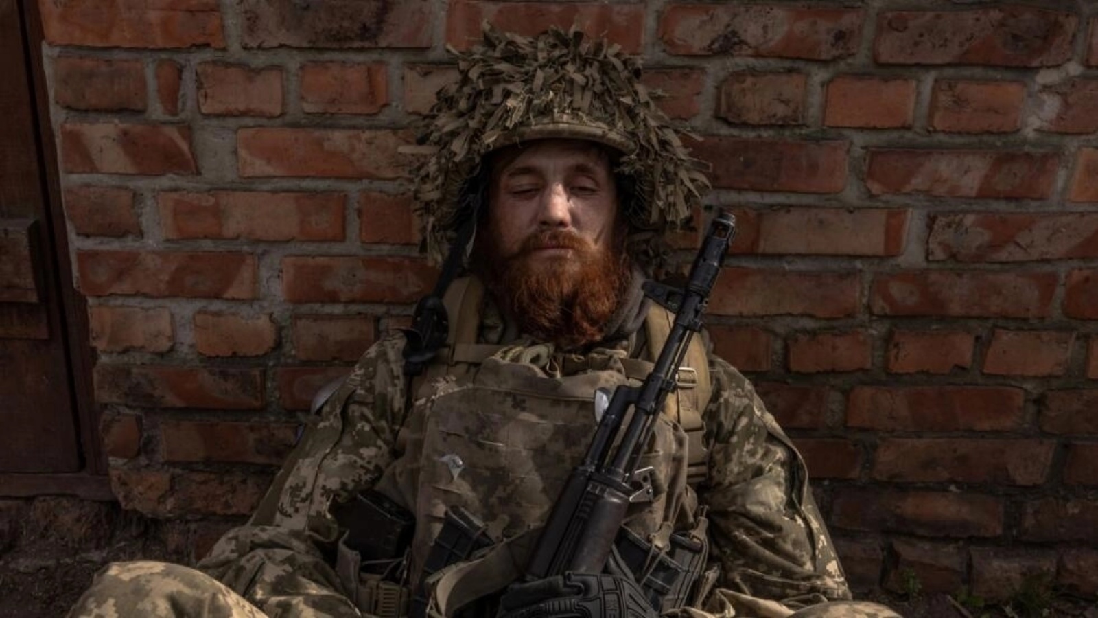 صورة لجندي أوكراني يستعدّ للتوجّه إلى جبهة القتال في أفدييفكا في منطقة دونيتسك في 3 نيسان (أبريل) 2024 