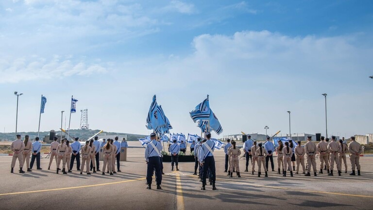 أعضاء في سلاح الجو الإسرائيلي يشاركون في مراسم تشكيل السرب 147 للطائرات بدون طيار في قاعدة بالماخيم الجوية. 7 نيسان (أبريل) 2024
