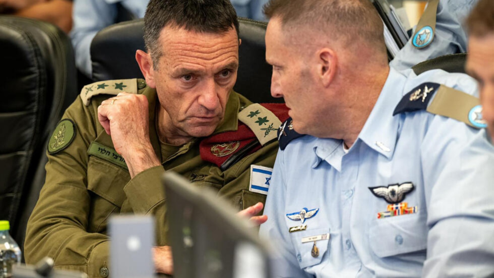 قائد الجيش هرتسي هاليفي (يسار) في اجتماع في 14 نيسان (أبريل) 2024 في مركز عمليات القوات الجوية الإسرائيلية في كيريا في تل أبيب (صورة نشرها الجيش الإسرائيلي)