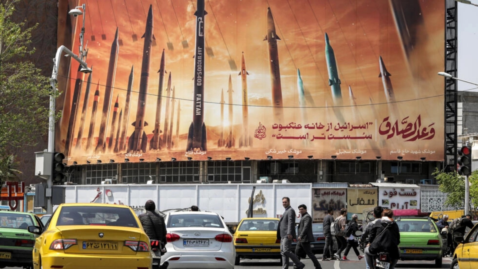 لوحة إعلانية لصواريخ إيرانية في وسط طهران في 15 نيسان (ابريل) 2024 