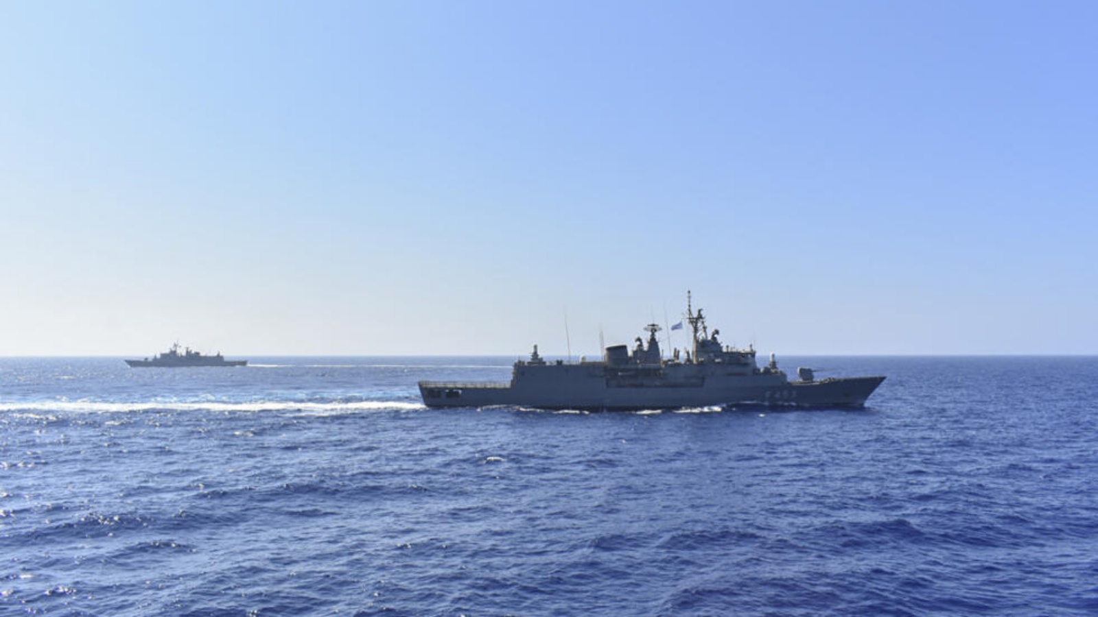 صورة نشرتها وزارة الدفاع الوطني اليونانية في 26 آب (أغسطس) 2020 تظهر فرقاطة تابعة للبحرية اليونانية (الأمامية) وسفينة أخرى تشارك في مناورة عسكرية في شرق البحر الأبيض المتوسط في 25 آب (أغسطس) 2020