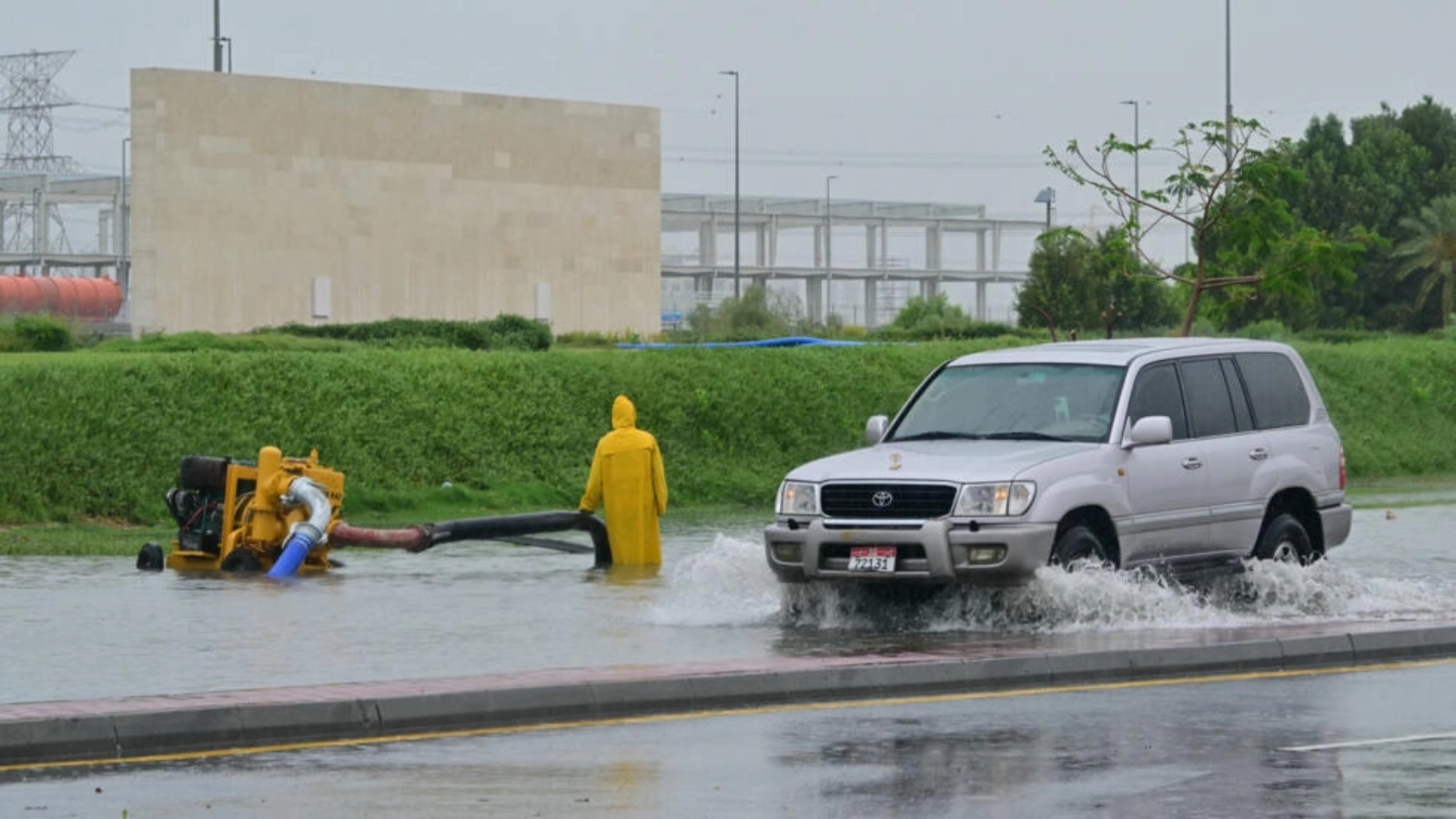  سيارة على طريق تجمّعت فيه مياه الأمطار في دبي في الثاني من أيار/مايو 2024 سيارة على طريق تجمّعت فيه مياه الأمطار في دبي في الثاني من أيار (مايو) 2024 