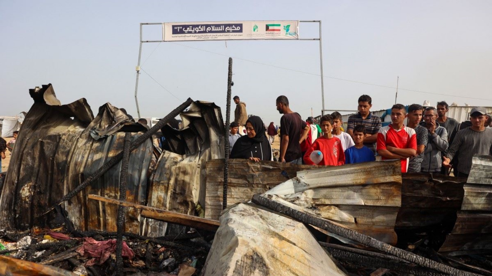 احتراق خيام للنازحين في رفح بعد قصف إسرائيلي عنيف على المدينة جنوب قطاع غزة