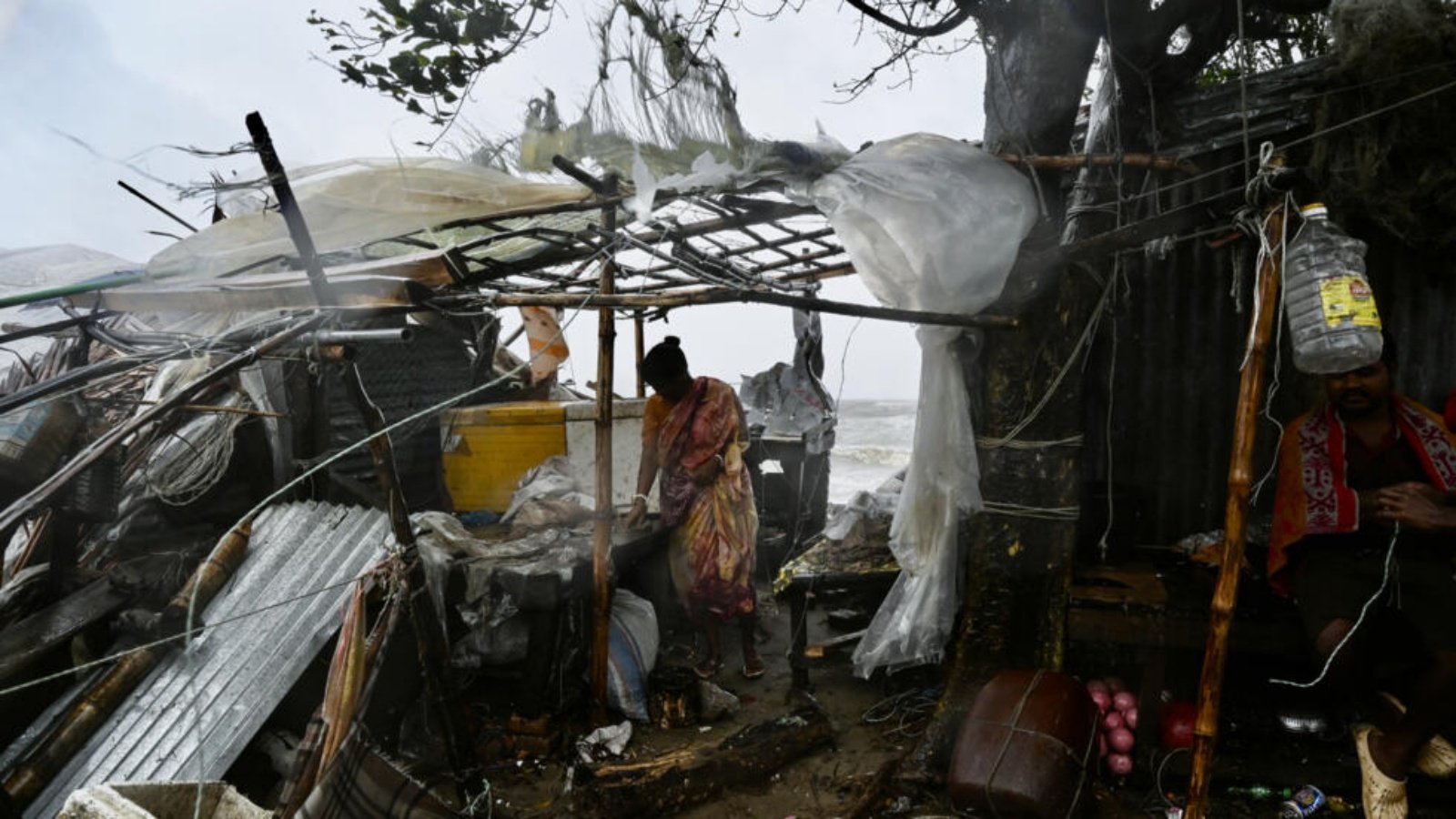 سيدة تقف بجوار منزلها المتضرر بعد وصول إعصار رمال إلى اليابسة في بنغلادش سيدة تقف بجوار منزلها المتضرر بعد وصول إعصار رمال إلى اليابسة في بنغلادش 