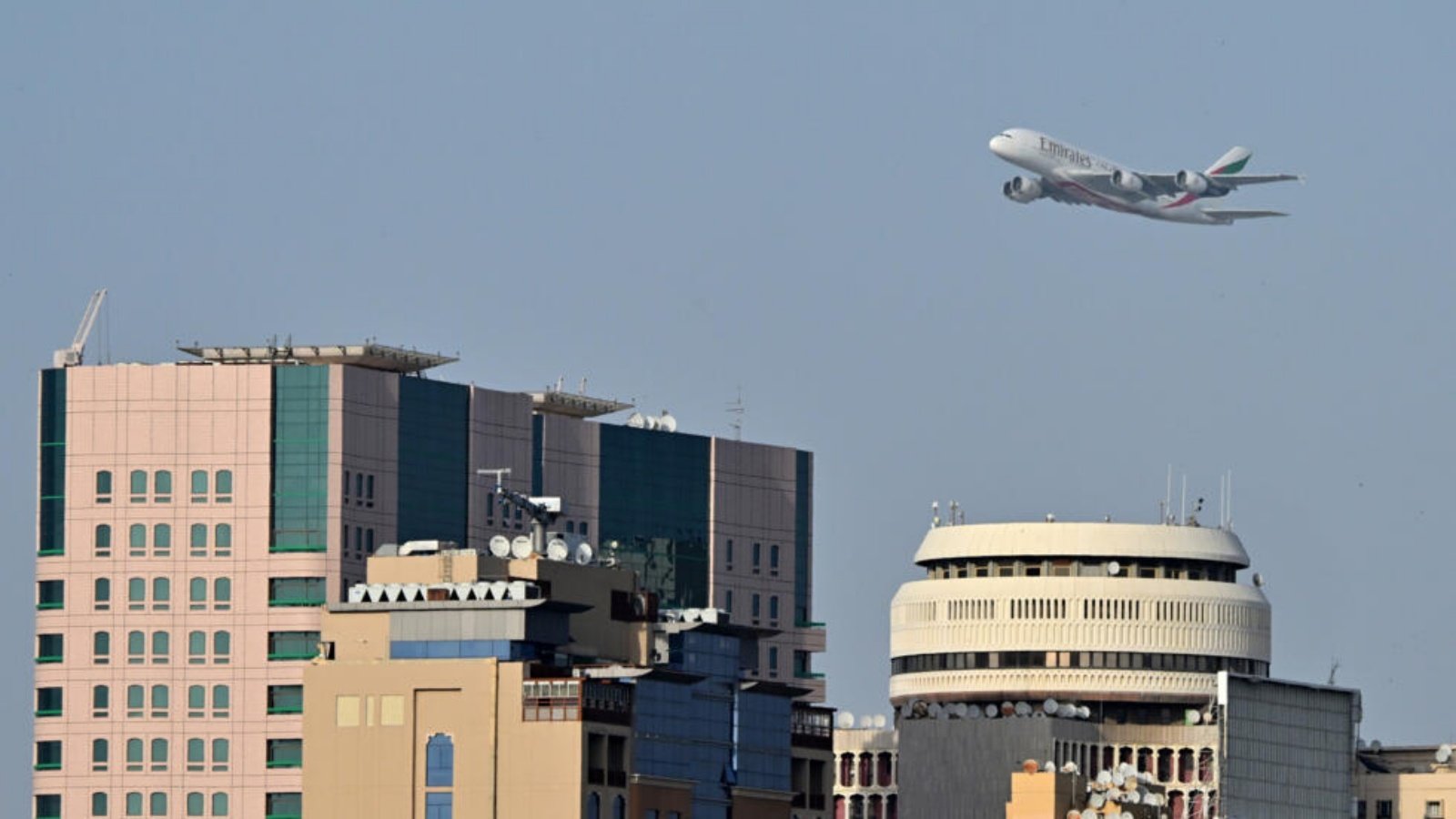 طائرة عائدة لشركة طيران الإمارات تحلّق في أجواء دبي في 15 أيار (مايو) 2024 