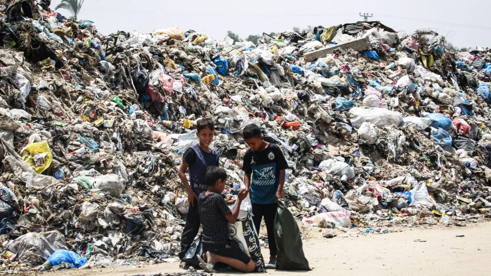مئات آلاف الأطنان من النفايات متراكمة في أنحاء غزة