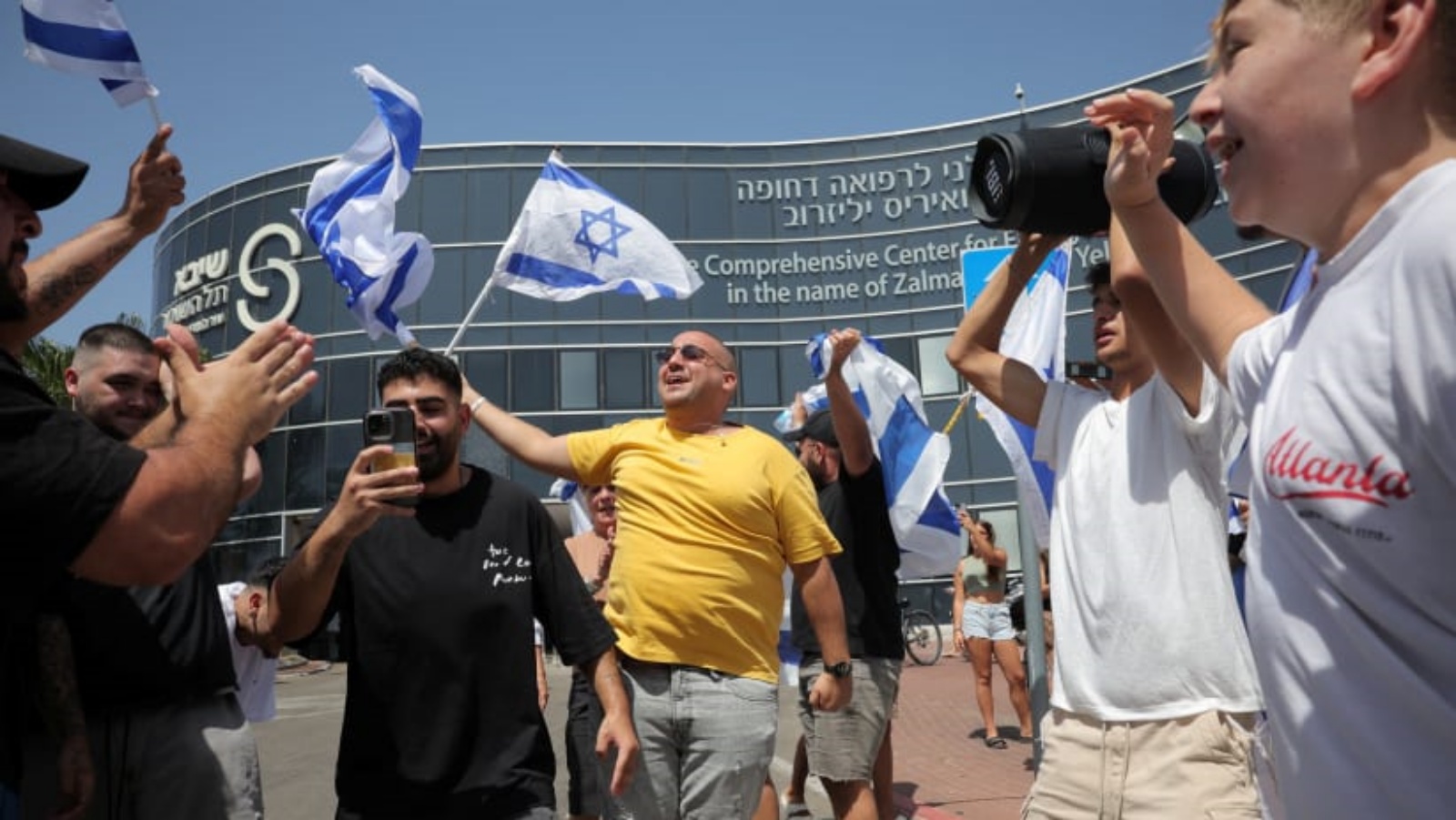 فرحة شعبية في إسرائيل بتحرير الرهائن الأربعة 