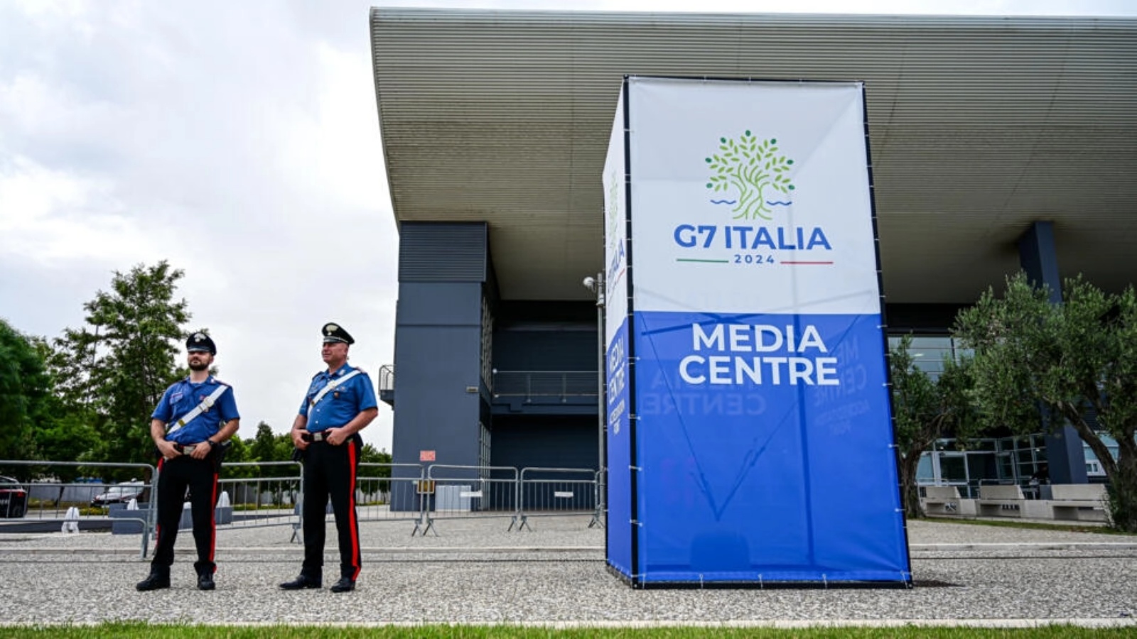 انتشار لعناصر الشرطة أمام مركز الاعلام في قمة مجموعة السبع في باري في إيطاليا في 11 حزيران (يونيو) 2024 