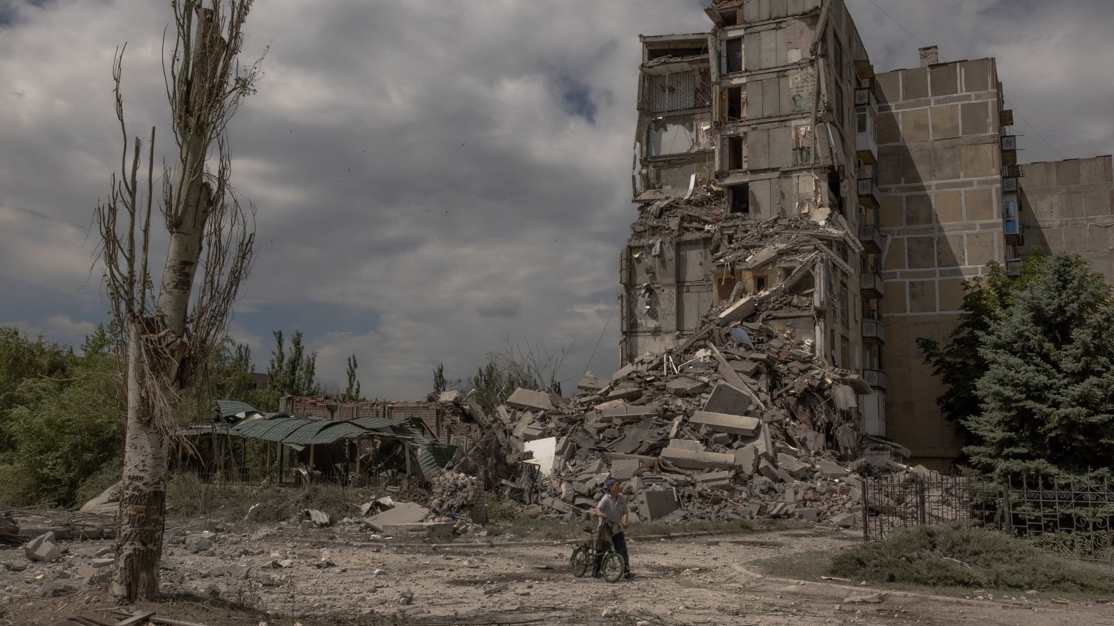 تقوم روسيا وأوكرانيا بعمليات تبادل منتظمة لجنود أسرى، لكن عودة مدنيين هي أمر نادر 
