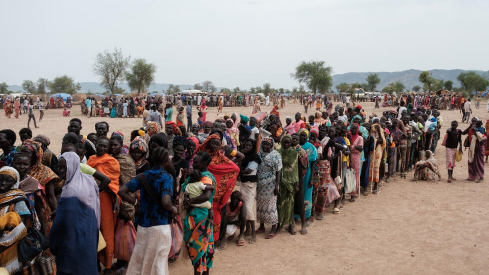 نازحون سودانيون يصطفون للتسجيل للحصول على مساعدات غذائية محتملة في مخيم للنازحين في أغري، شمال كردفان، في 17 حزيران (يونيو) 2024 