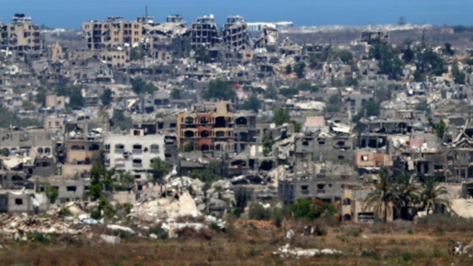 صورة التقطت من الجانب الإسرائيلي للحدود مع قطاع غزة في 18 حزيران (يونيو) 2024 تظهر الدمار في القطاع