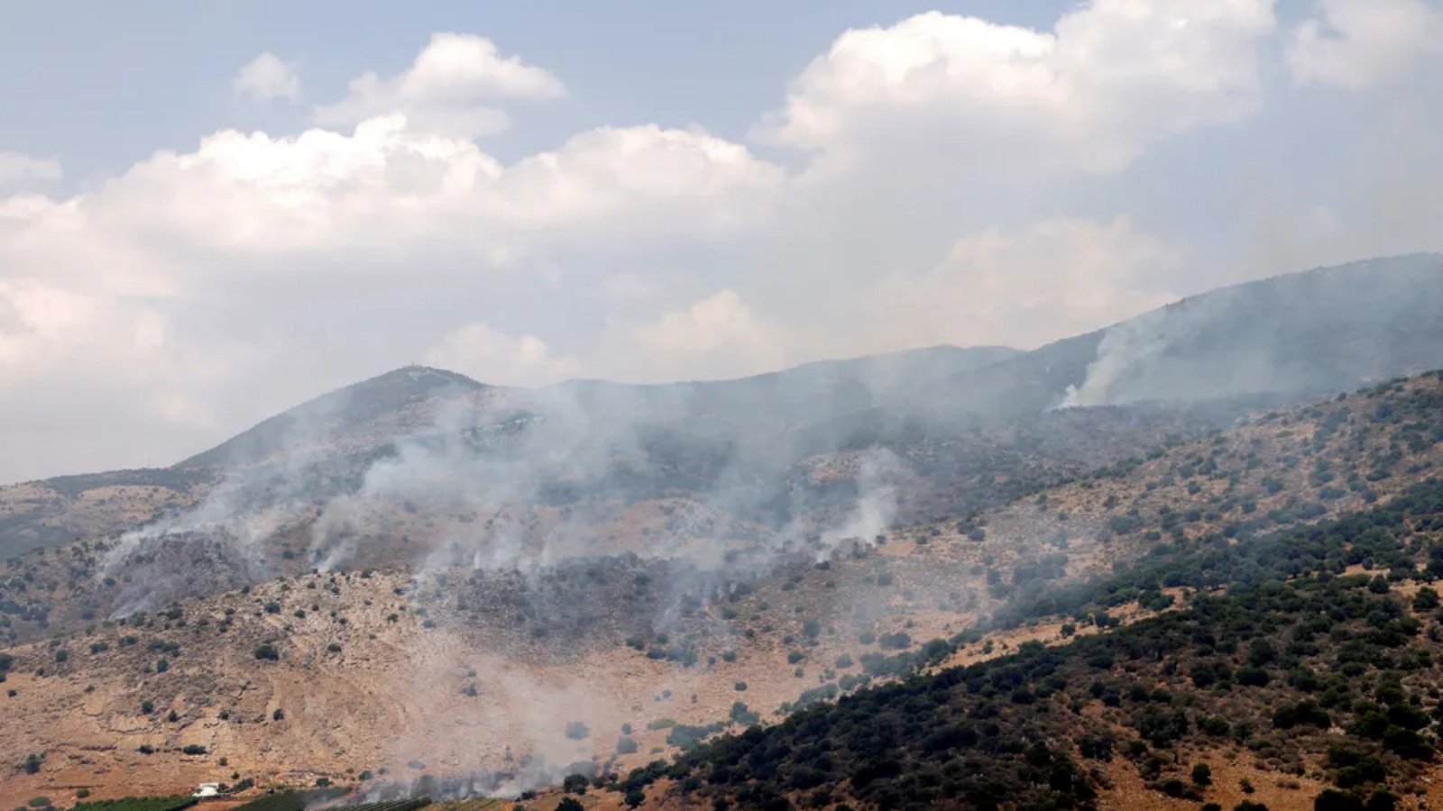 دخان يتصاعد من منطقة استهدفها القصف الإسرائيلي في جنوب لبنان