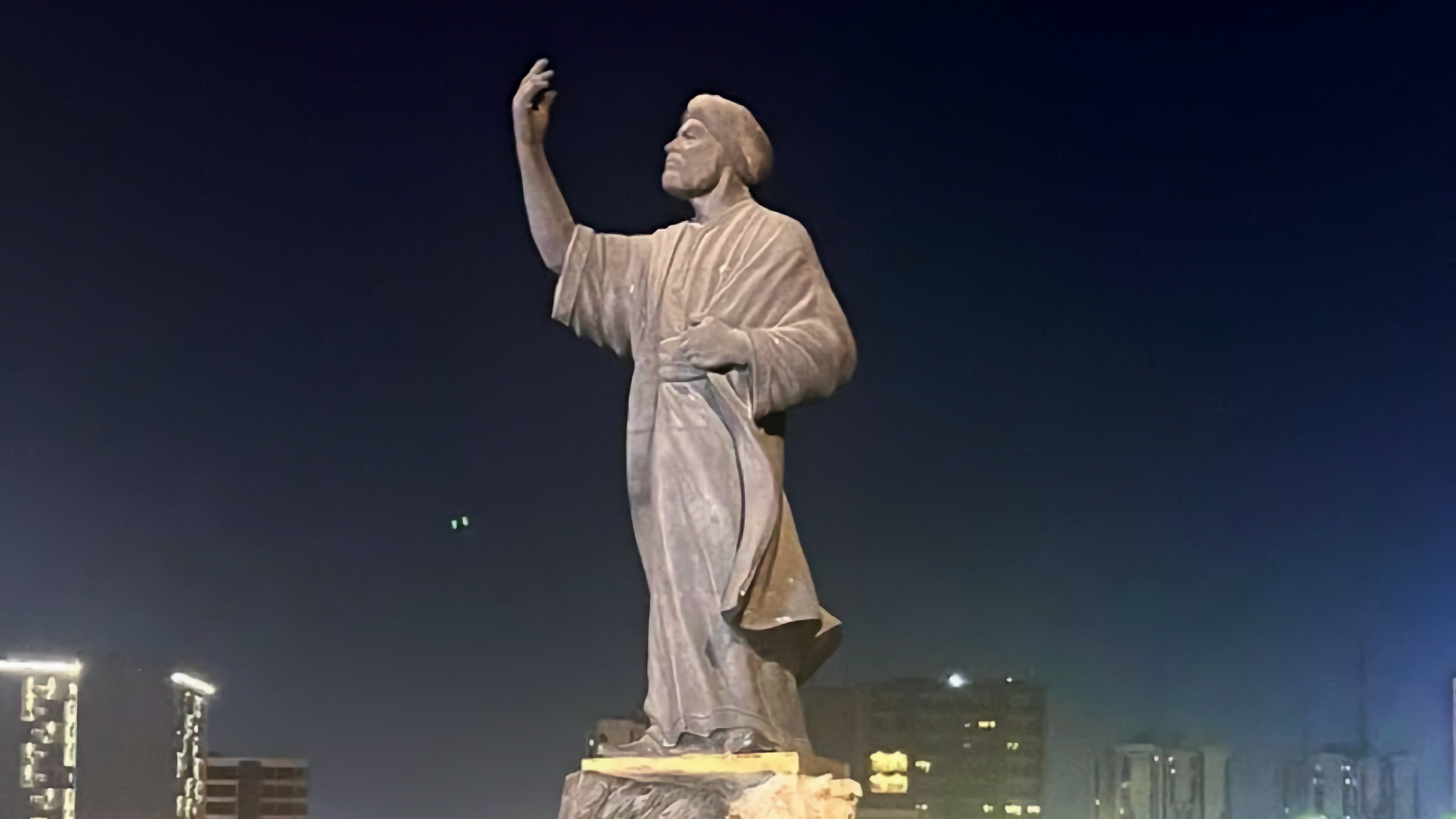 تمثال أبي الطيب المتنبي شامخًا، شاهدًا على تقلبات الزمن