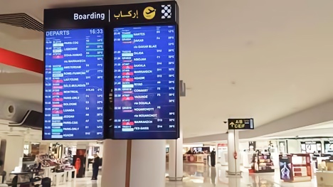 لوحة برامج حركة الطيران بمطار محمد الخامس الدولي بالدار البيضاء