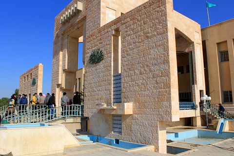 مدخل مبنى قريش، جامعة آل البيت، المفرق/ الاردن (1997)، المعمار: خالد السلطاني، تفصيل