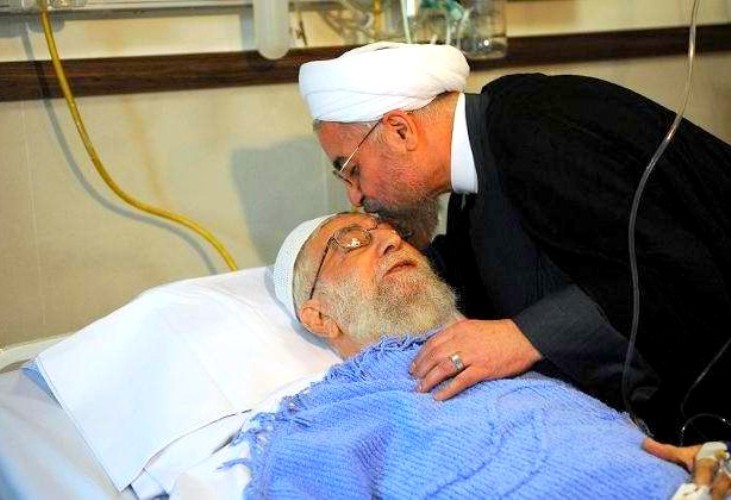 الرئيس الإيراني حسن روحاني خلال زيارته للمرشد الأعلى علي خامنئي في المستشفى بعد وعكة ألمت به