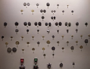 عملات معدنية وذهبية تعود الى عصور مختلفة وحضارات مختلف