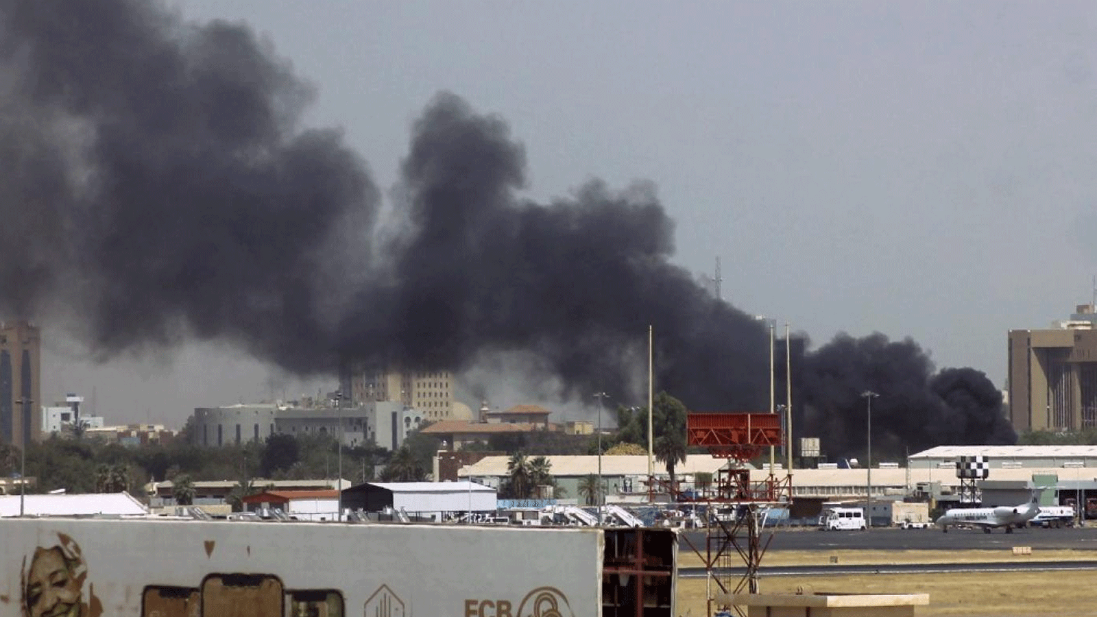 دخان كثيف يخيّم على المباني القريبة من مطار الخرطوم في 15 نيسان\ أبريل 2023، وسط اشتباكات في العاصمة السودانية