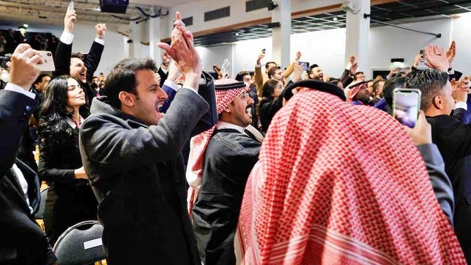 أفراد الهيئة الملكية لمدينة الرياض يحتفلون أمس في باريس بفوزهم بتنظيم الرياض إكسبو 2030. (أ ف ب)