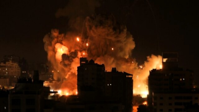 ترتفع النيران والدخان فوق المباني في مدينة غزة خلال غارة جوية إسرائيلية في 8 تشرين الأول/أكتوبر 2023. أ ف ب