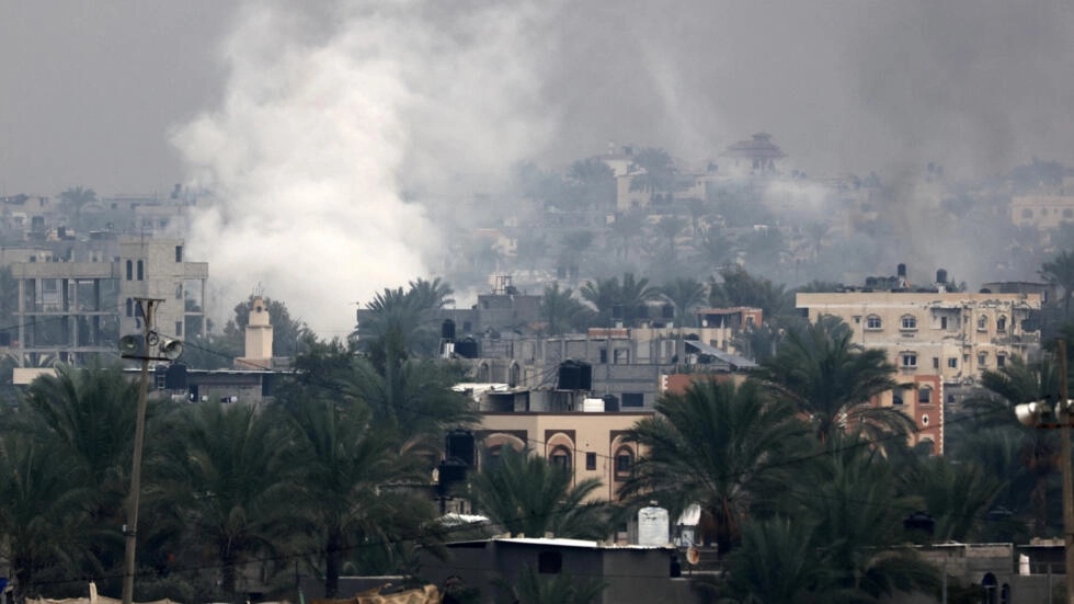 أعمدة الدخان تتصاعد فوق خان يونس في جنوب قطاع غزة، حيث يشارك الجيش الإسرائيلي في قتال ميداني. أ ف ب