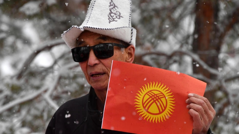 صادق البرلمان قرغيزستان على تغيير علم البلاد بناء على طلب الرئيس القرغيزي