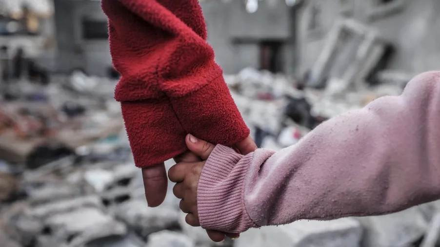 وسط أنقاض غزة، يواجه آلاف الأطفال خطر الموت بينما تتواصل المحادثات لإحلال هدنة. أ ف ب