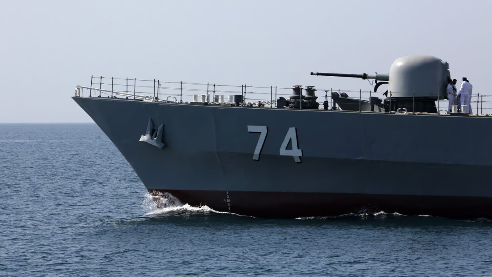سفينة حربية إيرانية تدخل البحر الأحمر مع تصاعد التوترات