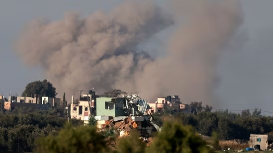 تصاعد الدخان من المباني في الأراضي الفلسطينية خلال القصف الإسرائيلي