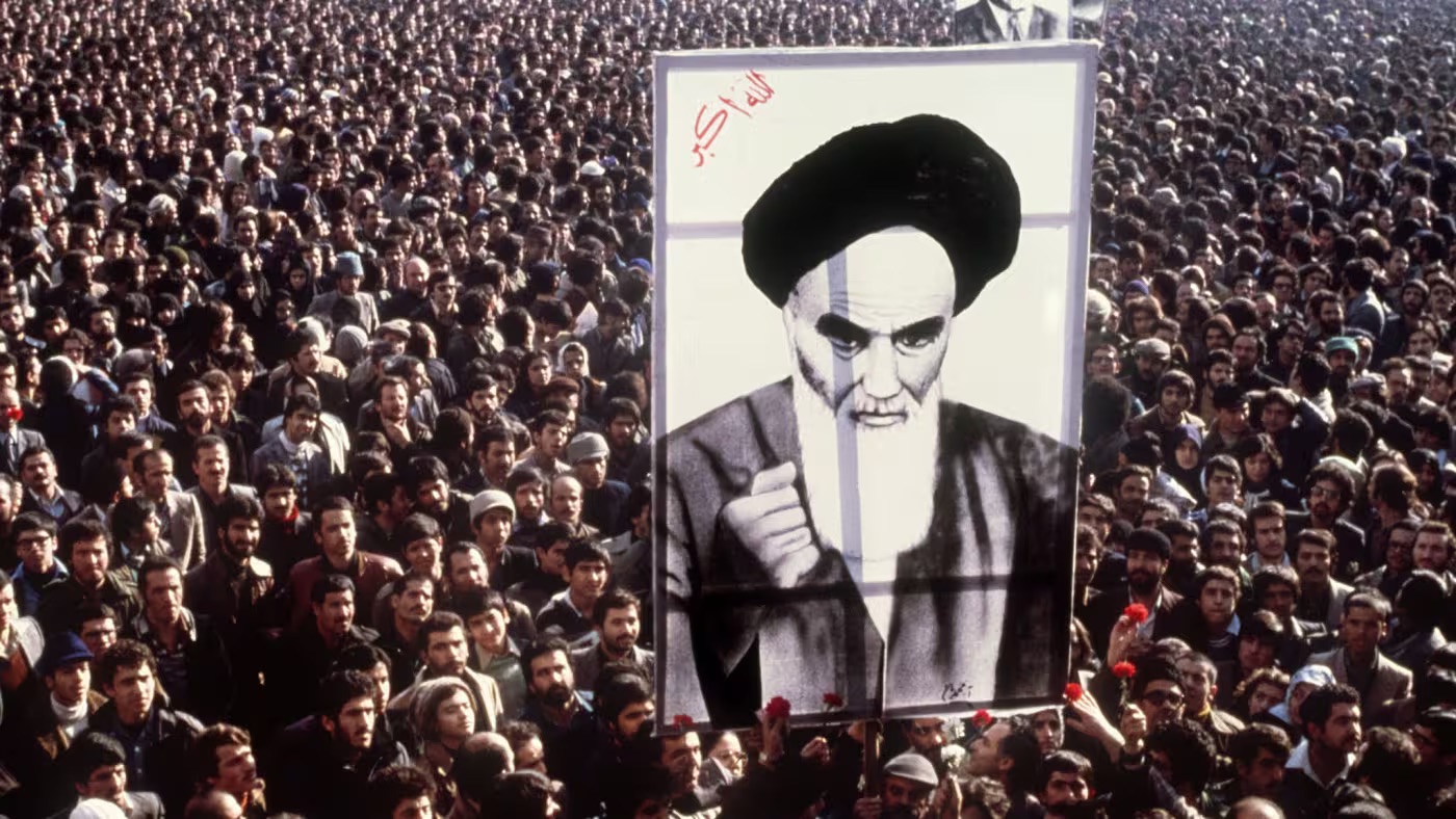 متظاهرون في إيران يرفعون صور الخميني في عام 1979