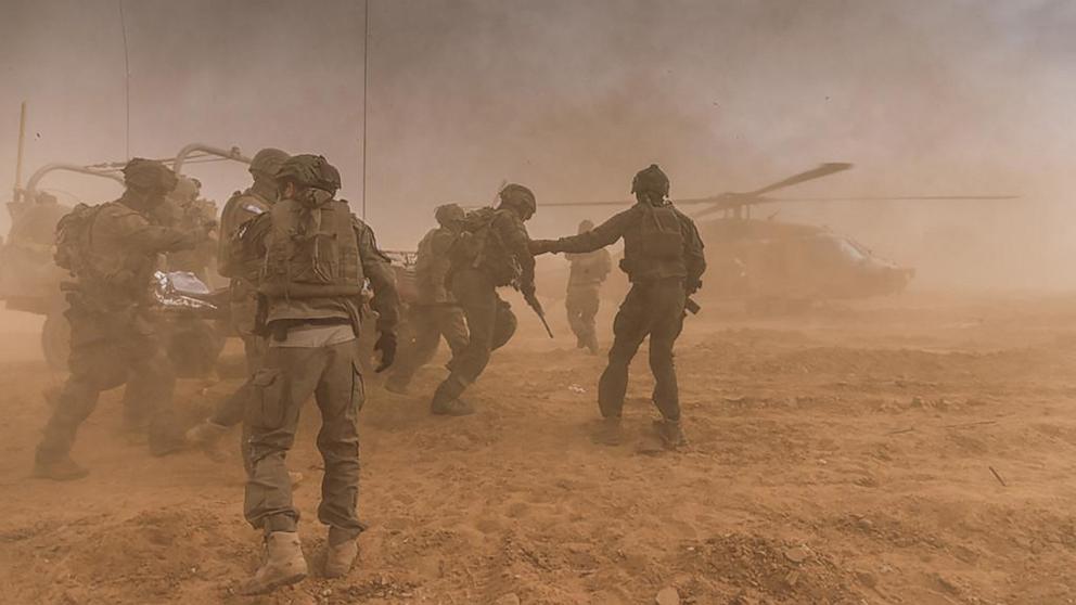 جنود إسرائيليون يسعفون جندياً مصاباً في غزة في الرابع من كانون الثاني (يناير) 2024