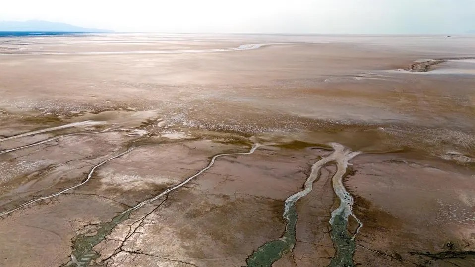 يتهدد الجفاف بحيرة أرومية، إحدى أكبر البحيرات المالحة في العالم وتقع في شمال غرب إيران