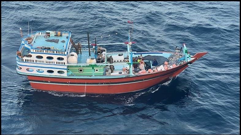 احتجزت القوات البحرية التابعة للقيادة الوسطى الأميركية ليل 11 يناير سفينة شراعية كانت تنقل أسلحة متقدمة من إيران إلى الحوثيين في اليمن. (إكس: @CENTCOM)