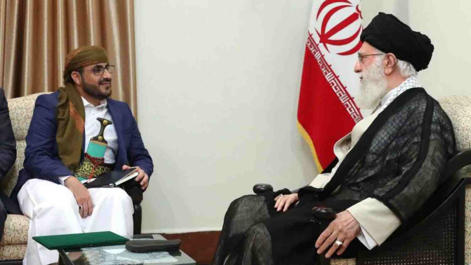 علي خامنئي (يمين) خلال لقاء مع محمد عبد السلام، المتحدث باسم الحوثيين في طهران، في 13 آب (أغسطس) 2023
