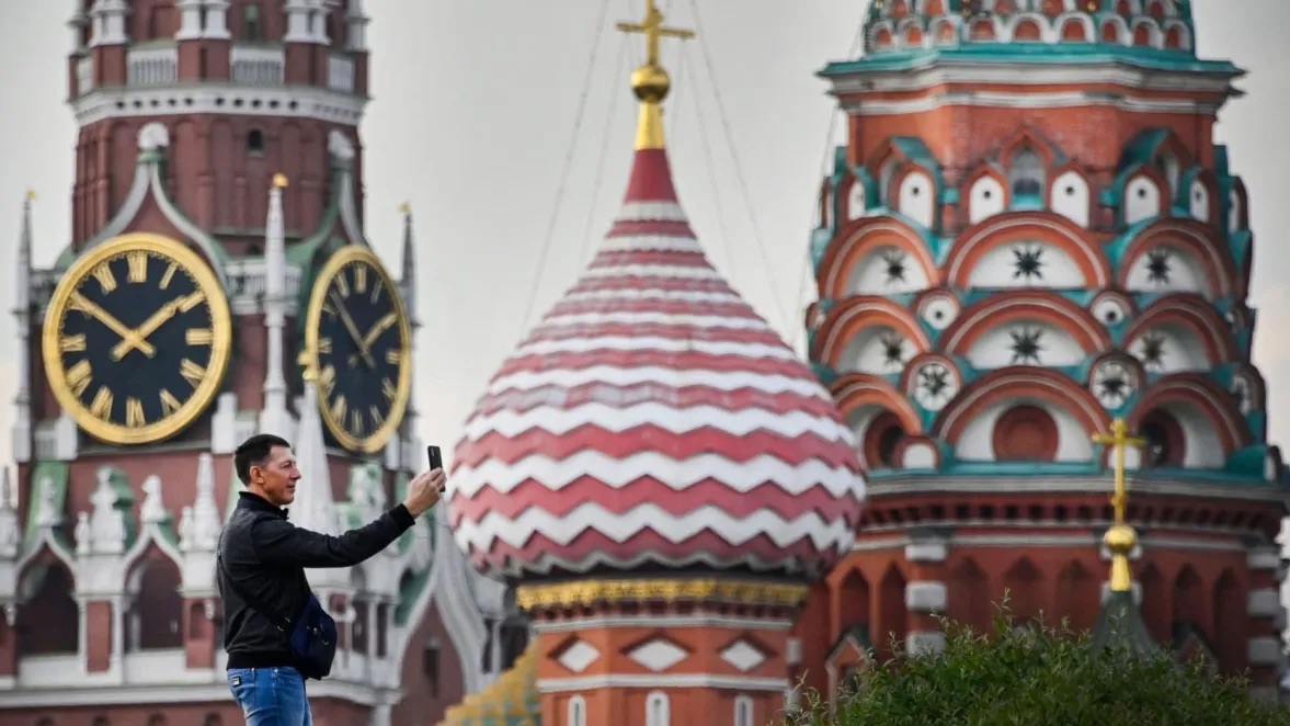 رحل يلتقط سيلفي أمام الكرملين وسط موسكو، التي دخلت عامها الثالث في حربها ضد أوكرانيا