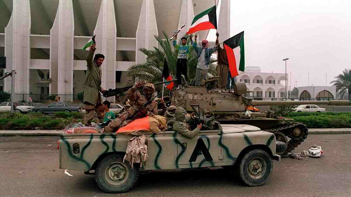 في هذه الصورة الملتقطة في 28 فبراير 1991، يحتفل الكويتيون بالبنادق والأعلام الوطنية في شوارع مدينة الكويت بعد إعلان الرئيس الأميركي آنذاك، جورج بوش، عن وقف إطلاق النار. أ ف ب