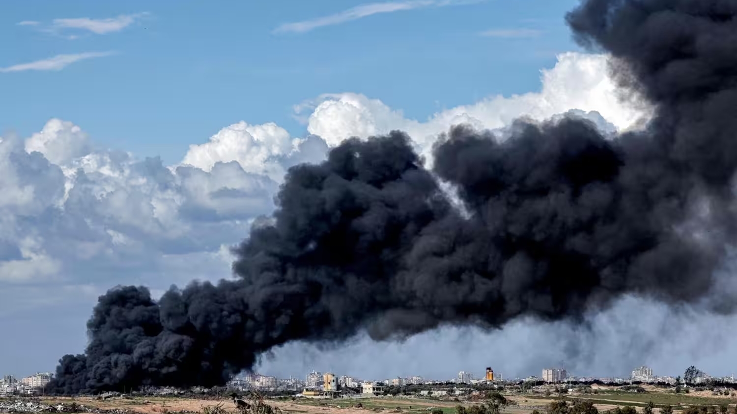 الدخان الأسود يغطي سماء غزة بعد قصف إسرائيلي