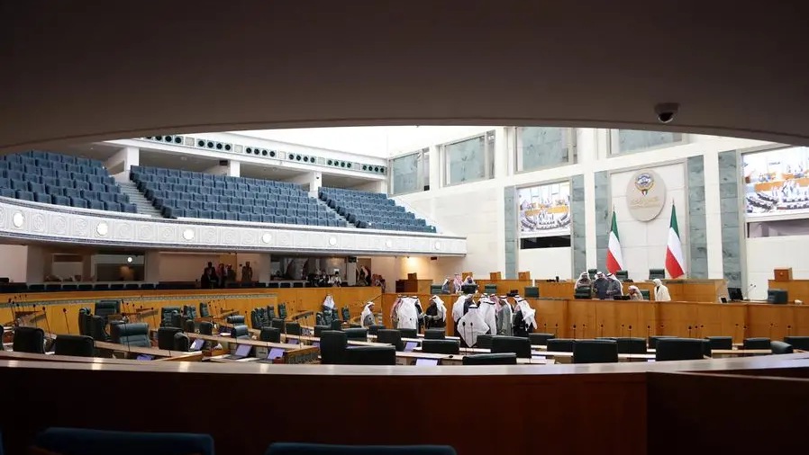 أعضاء مجلس الأمة الكويتي يصلون لحضور جلسة برلمانية في 16 كانون الثاني (يناير)