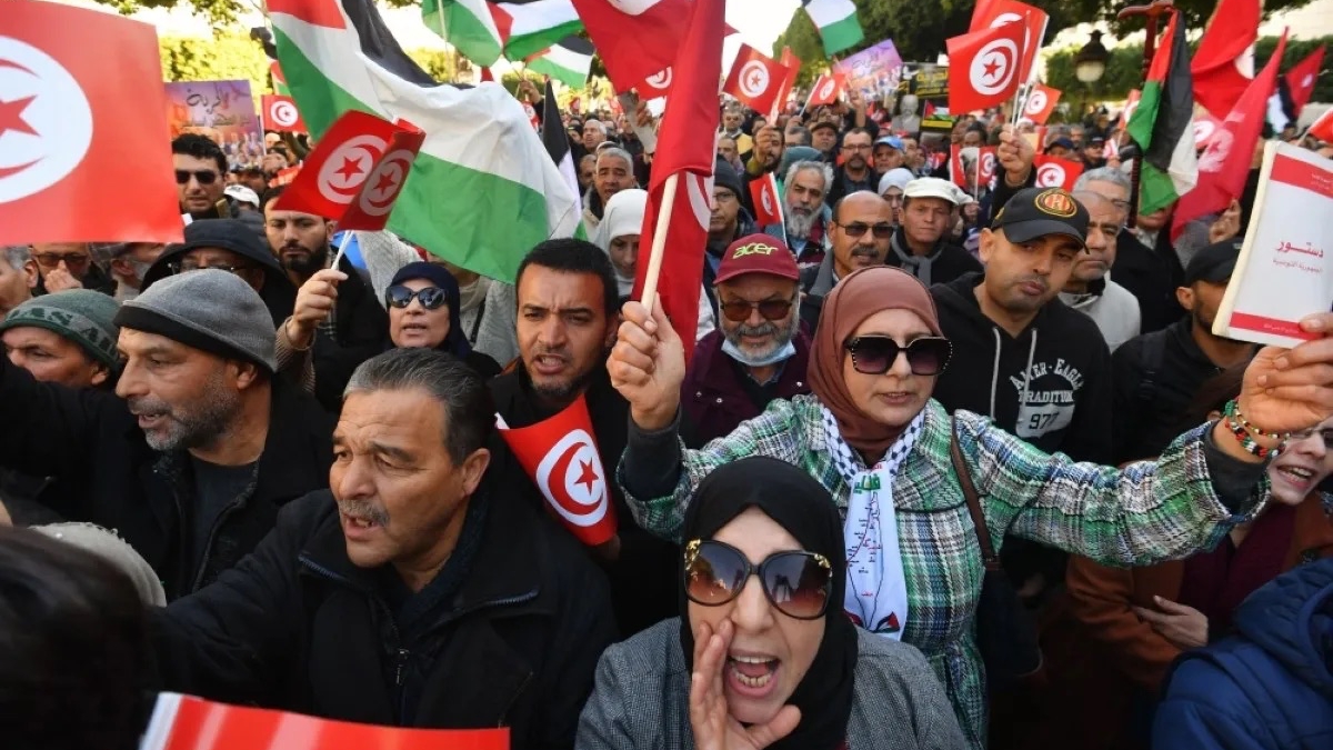 تونسيون يحيون، بتظاهرة، ذكرى ثورة الياسمين في 24 كانون الثاني (يناير) 2024