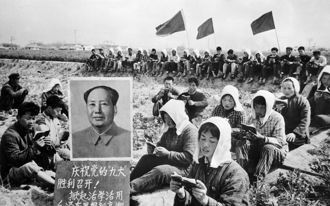 فلاحون صينيون يتجمعون لقراءة الكتاب الأحمر بالقرب من صورة ماو تسي تونغ عام 1969