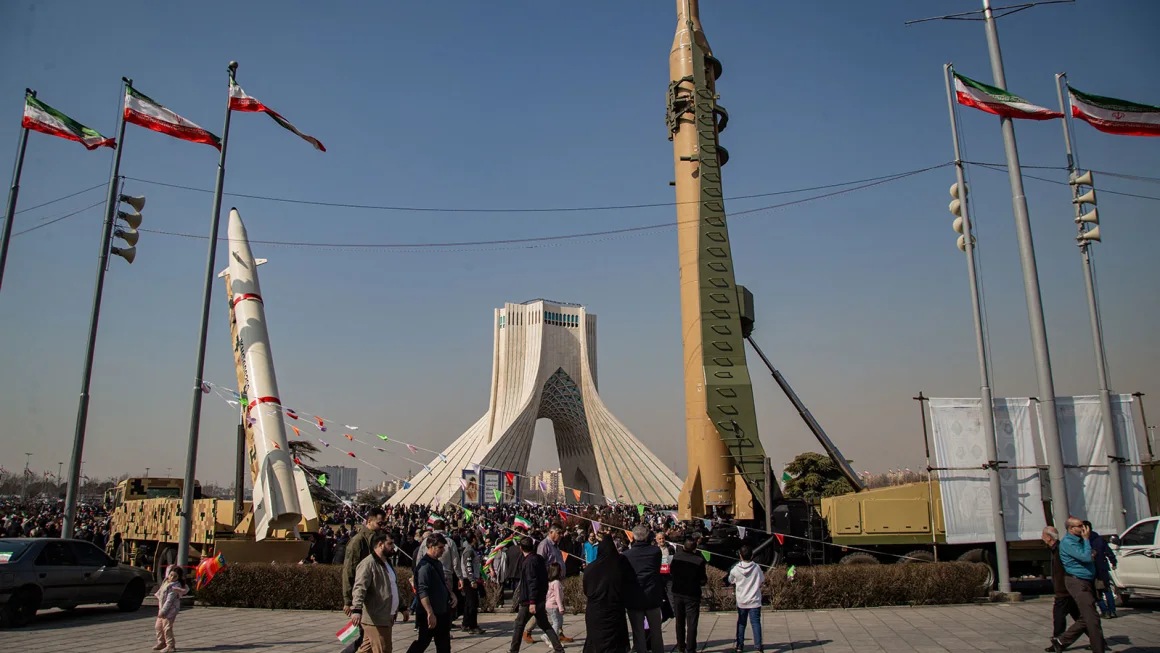 صواريخ مفروشة على الطريق في طهران يوم 11 فبراير