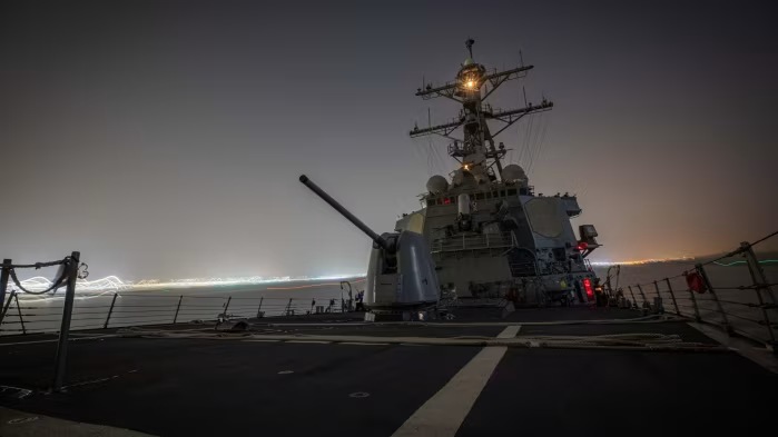 المدمرة ذات الصواريخ الموجهة USS Carney تمر عبر قناة السويس