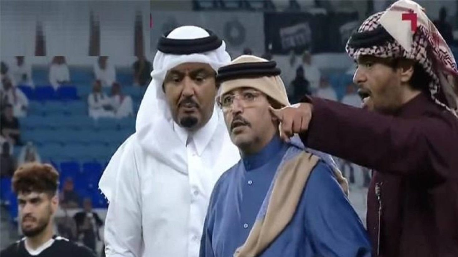 عوقب الشيخ خليفة بن حسن آل ثاني (بالأزرق) بالمنع من دخول الملاعب لمدة نصف عام