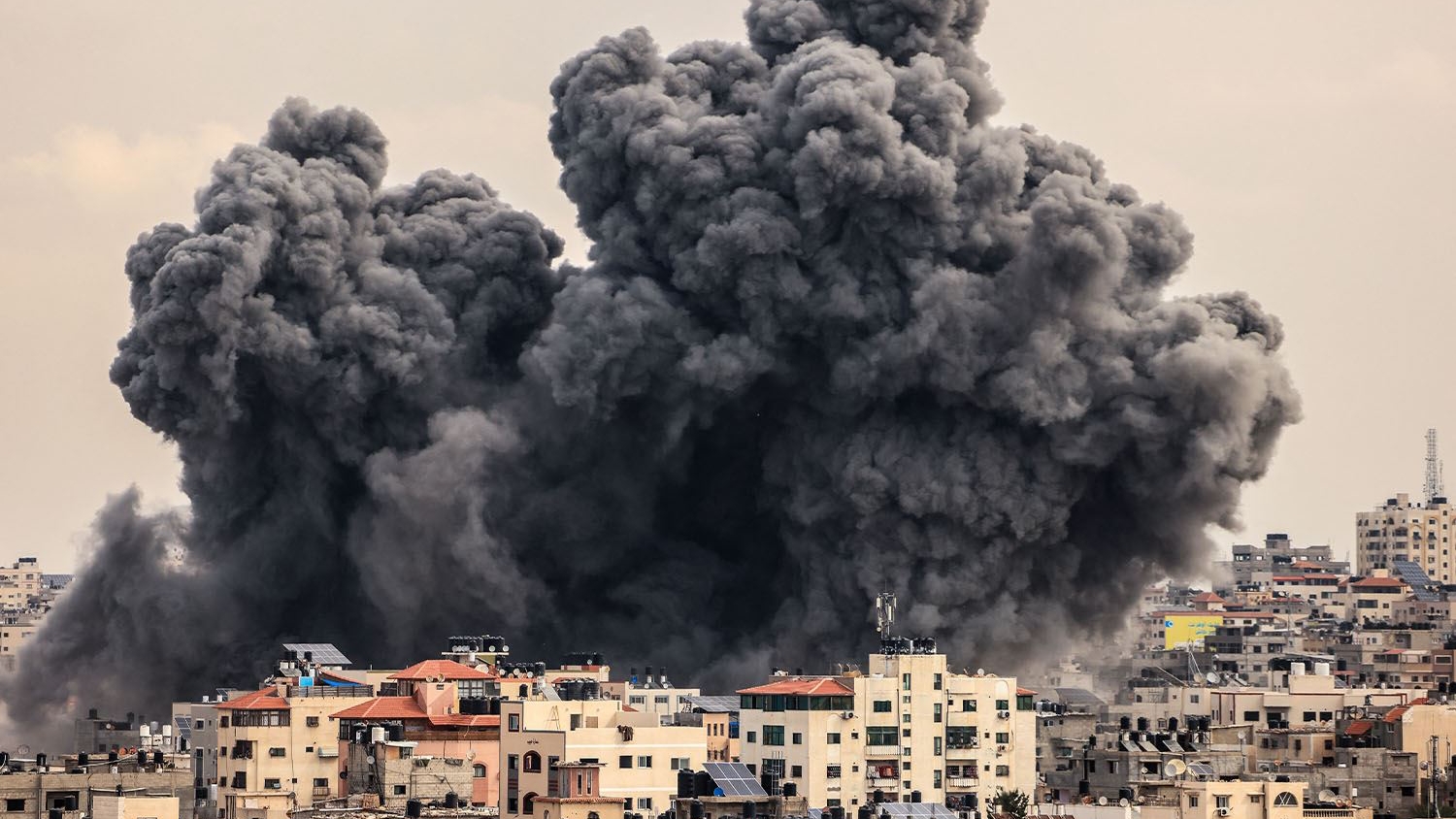 القنابل الإسرائيلية تنفث سمومها في سماء غزة