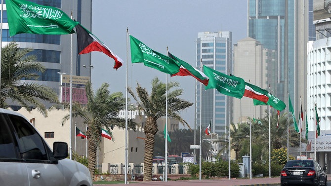 الأعلام الكويتية والسعودية تزين شارعًا في مدينة الكويت
