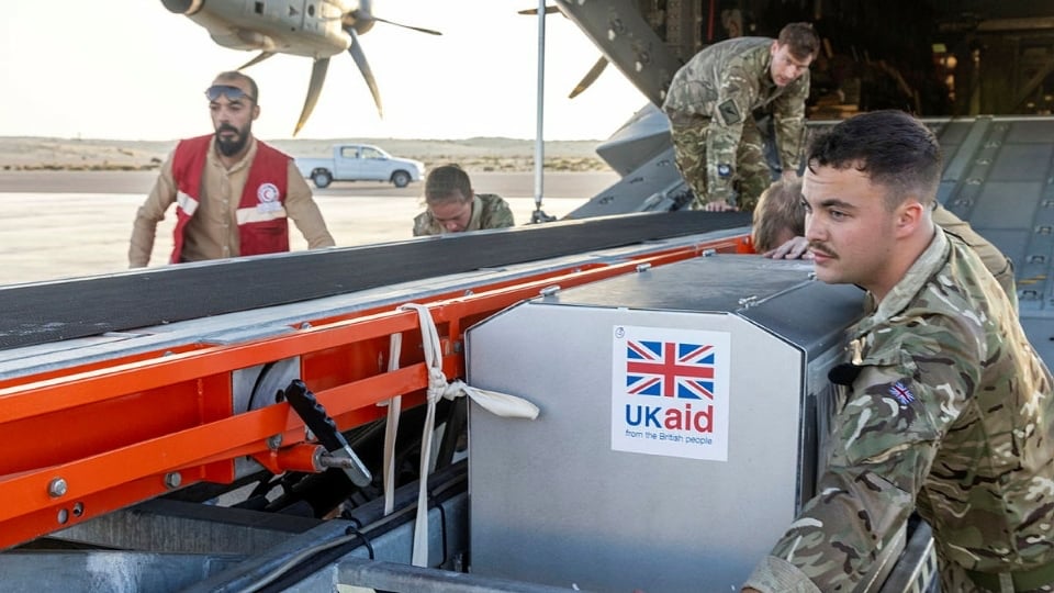 جانب من عملية ارسال دفعة المساعدات البريطانية الانقاذية لغزة