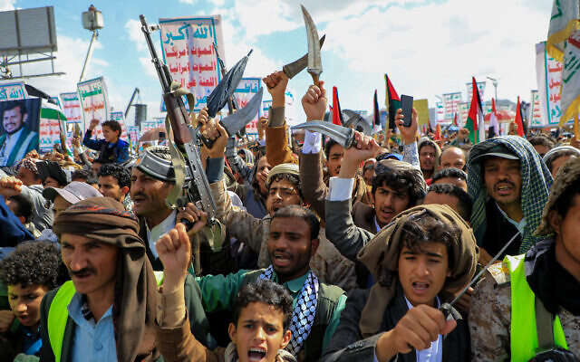 تظاهرة للحوثيين المدعومين من إيران في صنعاء في 15 آذار (مارس) 2024، لدعم الفلسطينيين في ظل الحرب بين إسرائيل وحماس في قطاع غزة