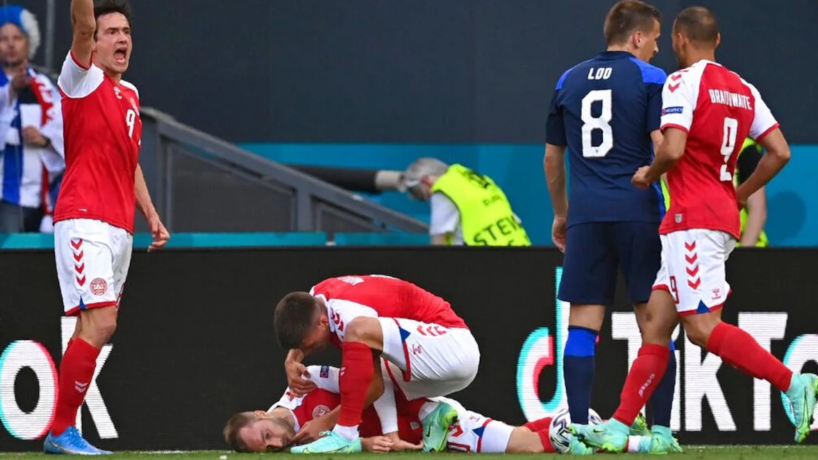 النجم الدنماركي اريكسون على الأرض مغشياً عليه